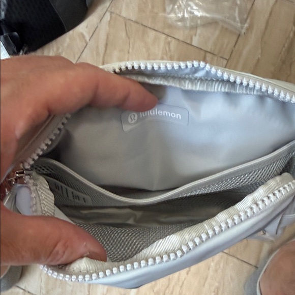 Lululemon 2L Everywhere Belt Bag price tag removed, description tag attached - Picture 4 of 4